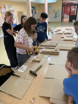 Warsztaty budowania budek dla ptaków z Panem Szczepanem!🐦‍⬛🪺