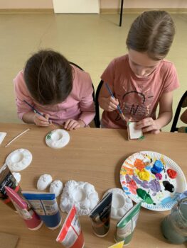 Wielkanocne ozdoby z gipsu – kreatywne popołudnie na świetlicy